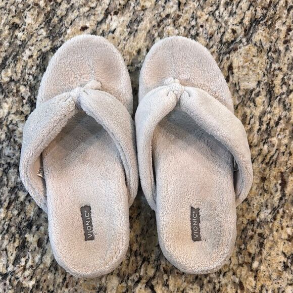Vionic Soft Plush Slippers in cream off white color size 8 - Picture 1 of 5